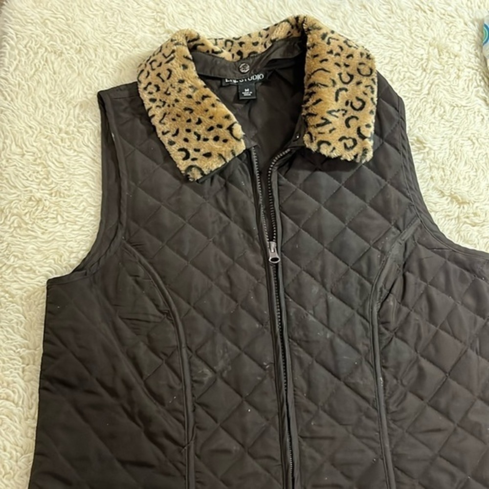I. N. Studio brown quilted puffer vest with detachable animal print collar med.